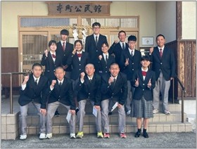 地域みらい留学生13名で記念撮影