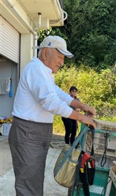 説明をする甘夏農家の坂本さん