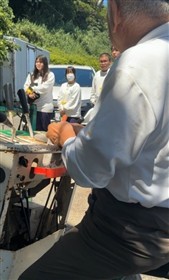説明を聞いている様子