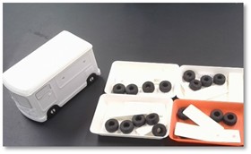 小物入れバスの完成品と組み立てパーツ