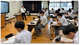 最先端機械工学の特別講義を真剣に聴講する生徒たち