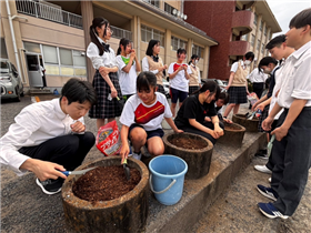 マリーゴールドの種を植える生徒の様子