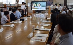 学校紹介動画作成チームから運営委員の方への紹介の様子
