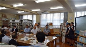 ボランティア同好会の生徒から学校インスタ開設についての話を聞く様子