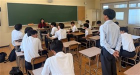 講師である先輩に質問をする参加者の様子