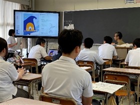 自分のデザインを説明する生徒の様子