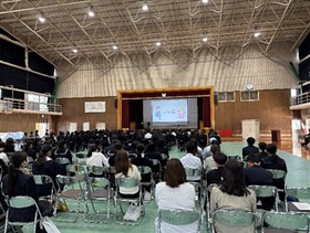 探究発表する在校生