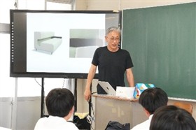 講義を聞く生徒たち1枚目