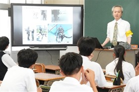 講義を聞く生徒たち2枚目