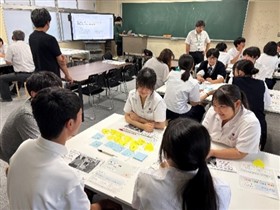 生徒と本職員でアイデアを考えている様子1枚目
