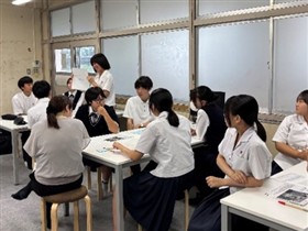 生徒と本職員でアイデアを考えている様子2枚目