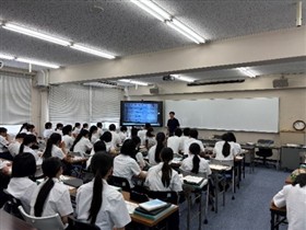 講義を熱心に聞く生徒達の様子
