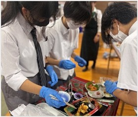 盛り付けをしている様子