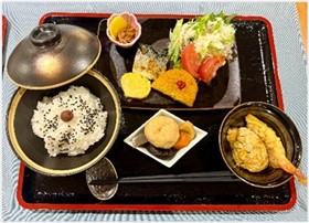 器に盛り付けたお弁当