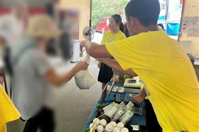 購入したお客様に商品を渡している様子