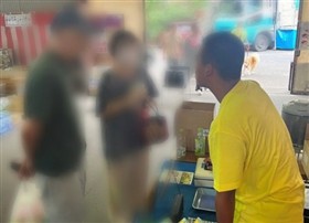 お客様とお話をしている様子