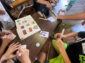 缶バッチデザインに夢中の様子