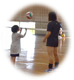 バレーボールで小学生と交流する様子