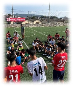 小学生に説明するサッカー部の生徒たちの 様子