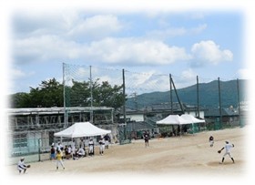 野球を楽しむ小学生と高校生の様子