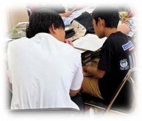 小学生の宿題サポートをする様子1枚目