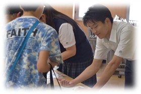 小学生と高校生の交流の様子2枚目