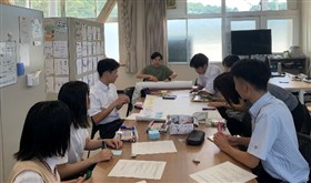 生徒と鹿島市地域おこし協力隊、本校職員がミーティングしている様子1枚目