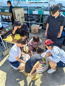 子供向けのブースで遊ぶ様子