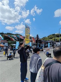 販売実習で呼び込みをする様子