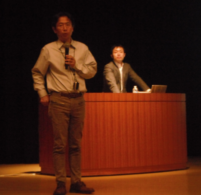 講演する中邑賢龍教授(手前)と近藤武夫氏