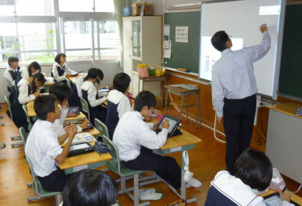 電子黒板とタブレットPCを使った授業