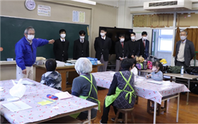 曲川小で電子工作を指導する生徒の紹介