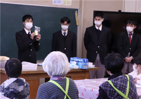 曲川小で電子オルゴールの作り方を説明する生徒