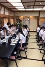 有田焼を使った日本料理を学ぶ様子.
