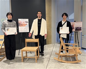 アダル賞松尾優花さん(左)特別賞松尾一心さん(右) 講演講師のTAMTAMDESIGN田村委員様(中央)とのショット