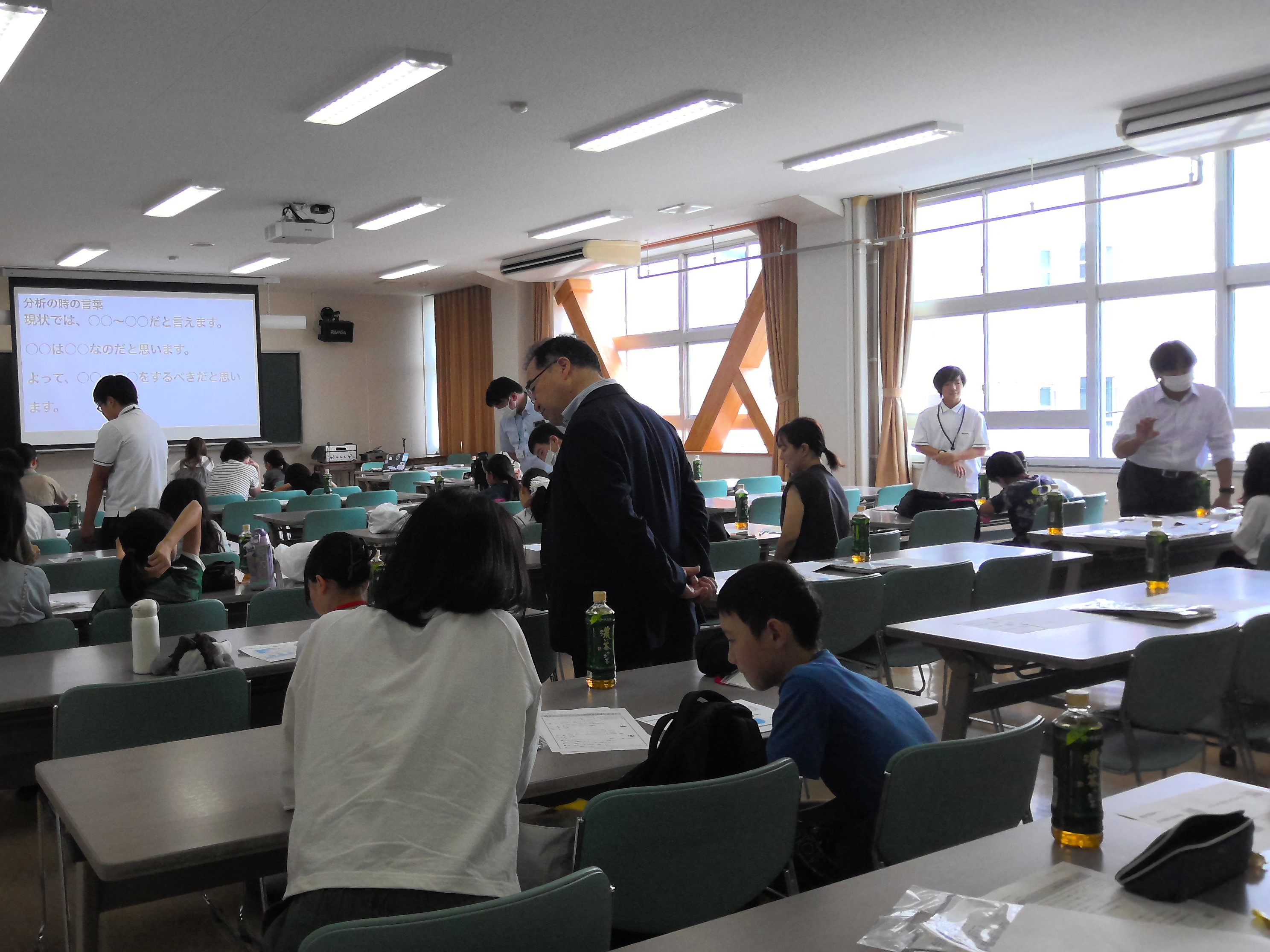 講師の中村先生や龍谷中の先生のアドバイスのもと、統計グラフを作成しました